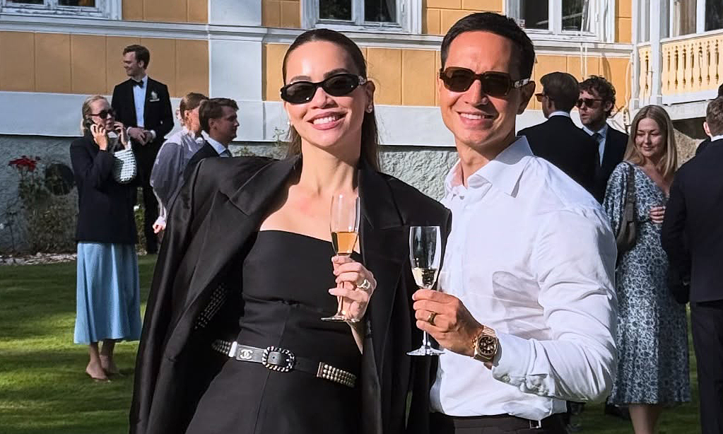 Hồ Ngọc Hà mặc 'cây' đen đi ăn cưới ở châu Âu