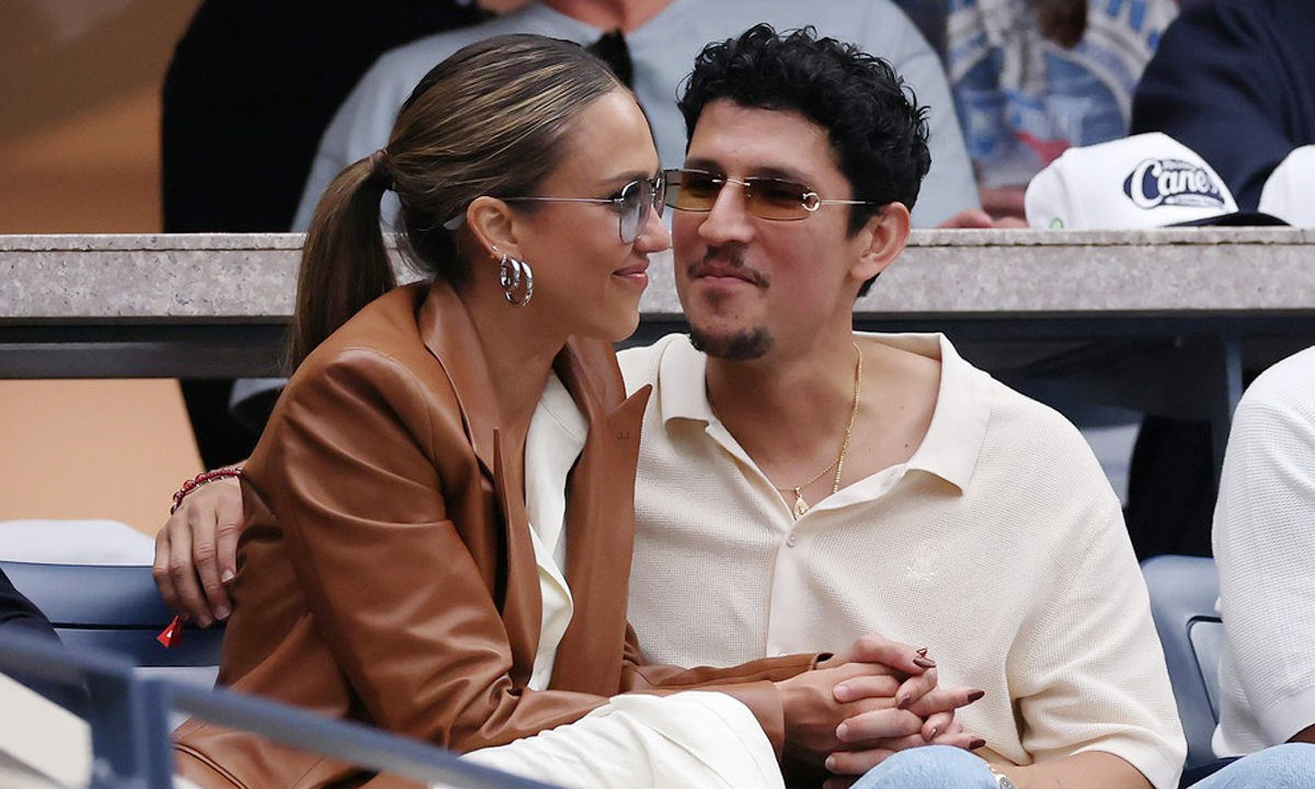 Jessica Alba và bạn trai mới tình tứ trên khán đài sân quần vợt