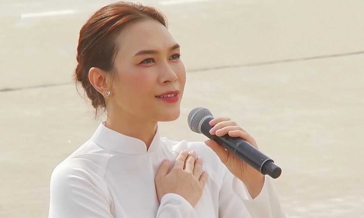 Mỹ Tâm được khen 'sáng bừng' khi diện áo dài tối giản