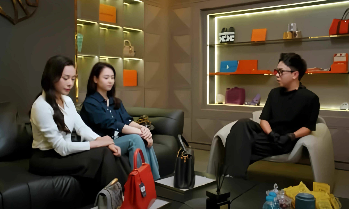 Phương Oanh gây bàn tán với cảnh phim 'mặc cả đồ hiệu như ở chợ'