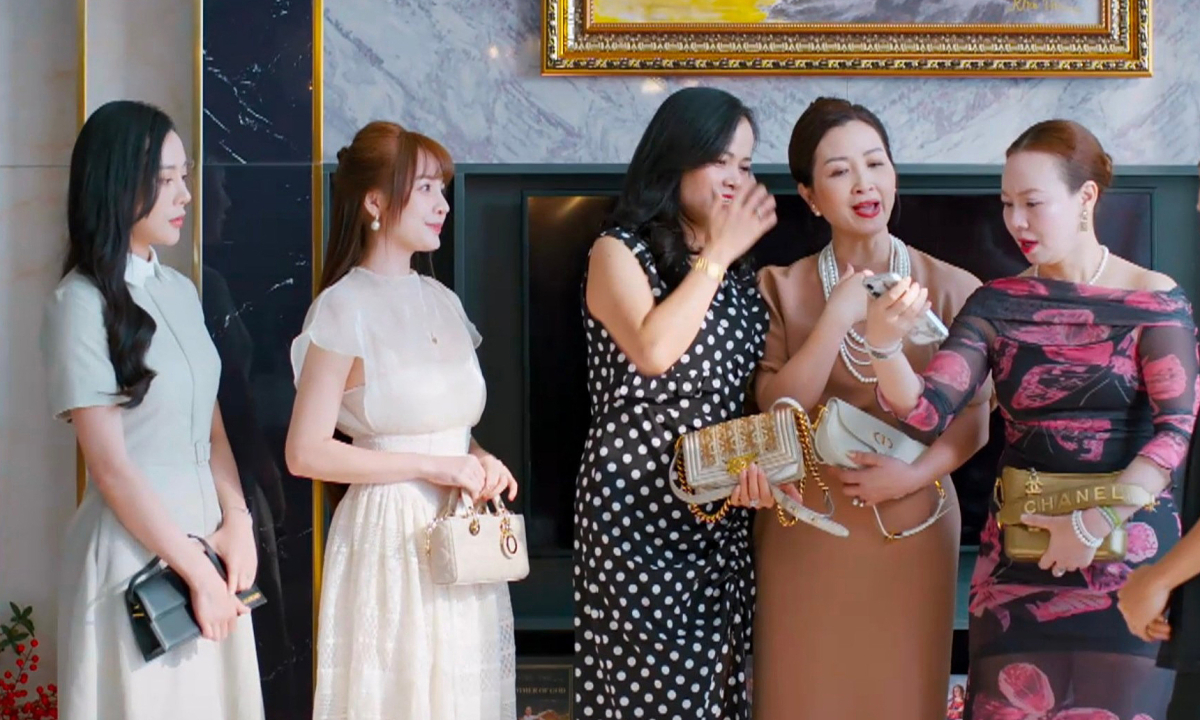 Phương Oanh và hội phú bà gây chú ý với màn khoe túi hiệu trên phim