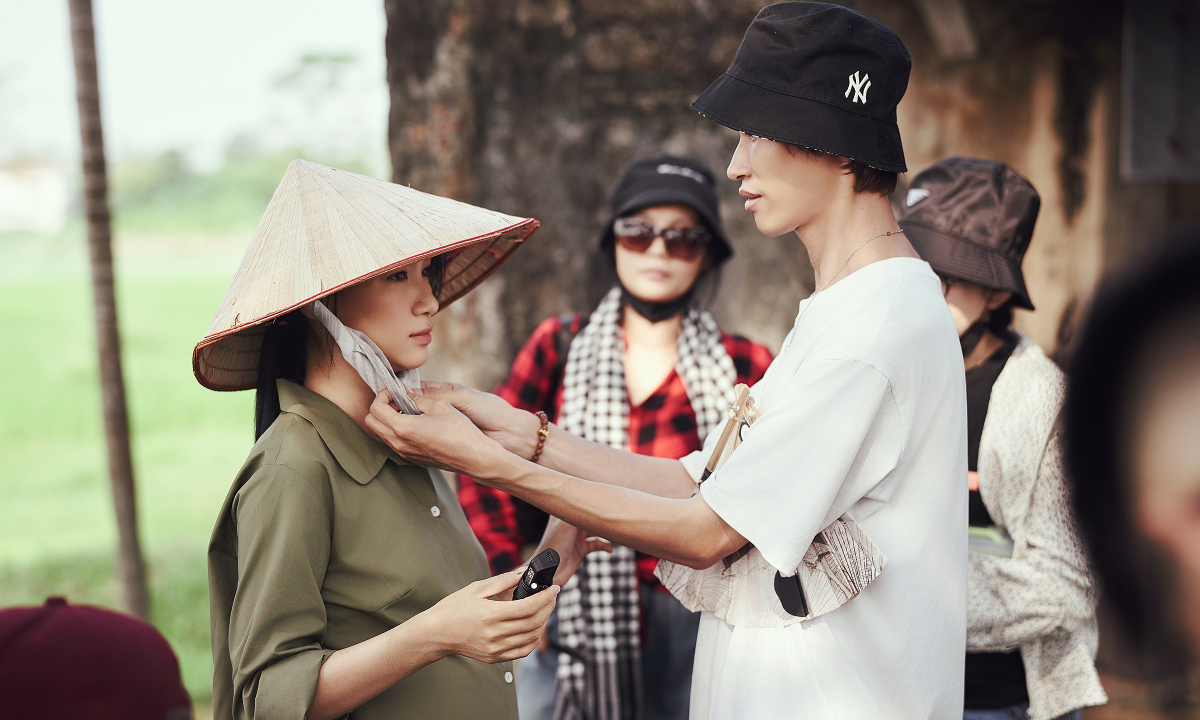 Stylist 'làm cũ' 10 chiếc áo mới cho Hòa Minzy trong MV triệu view