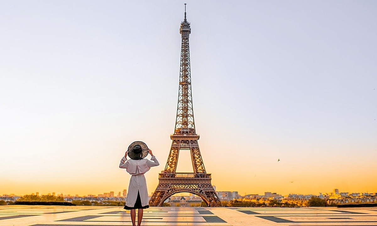 Tháp Eiffel tạm đóng cửa vì nắng nóng kỷ lục