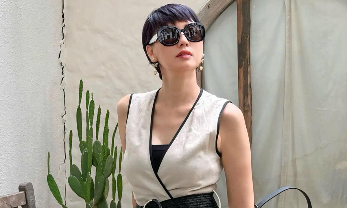 Trang phục tôn chân dài như người mẫu của mẹ Doãn Hải My