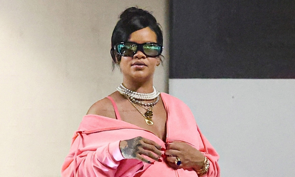 Tỷ phú Rihanna phối trang sức 150.000 USD với áo 75 USD