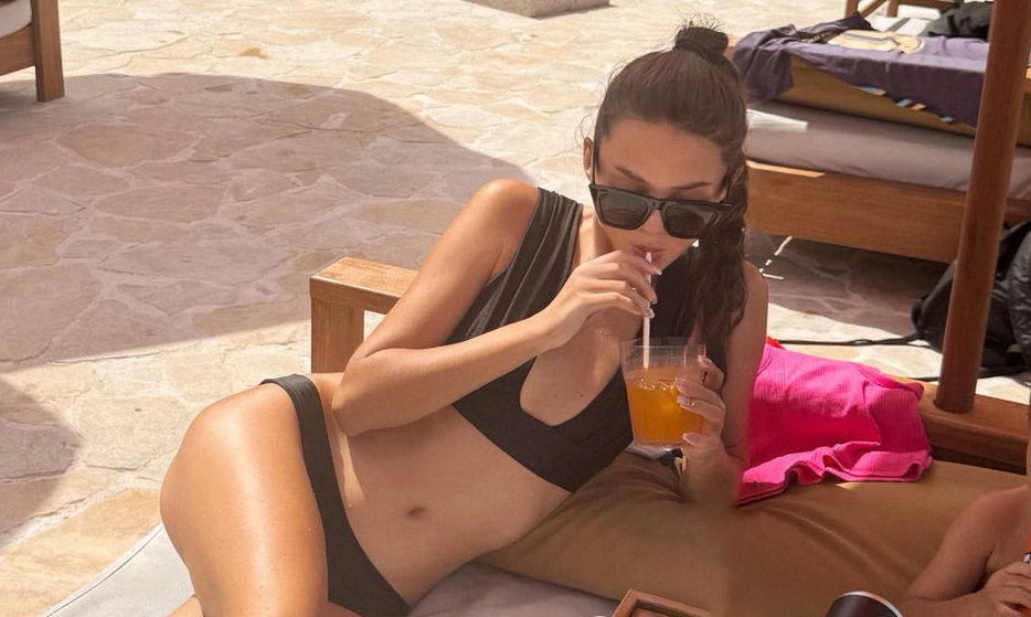 Vợ Bùi Tiến Dũng mặc bikini khoe chân dài 'bất tận'