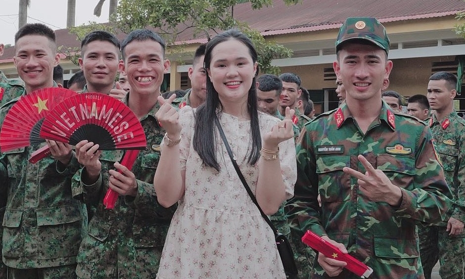 Vợ Duy Mạnh mặc váy hoa nhí, được khen nữ tính sau lần mix đồ lạc quẻ