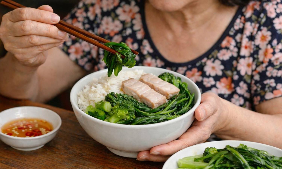 Ăn rau luộc ba bữa một ngày, người phụ nữ vẫn bị mỡ máu tăng vọt