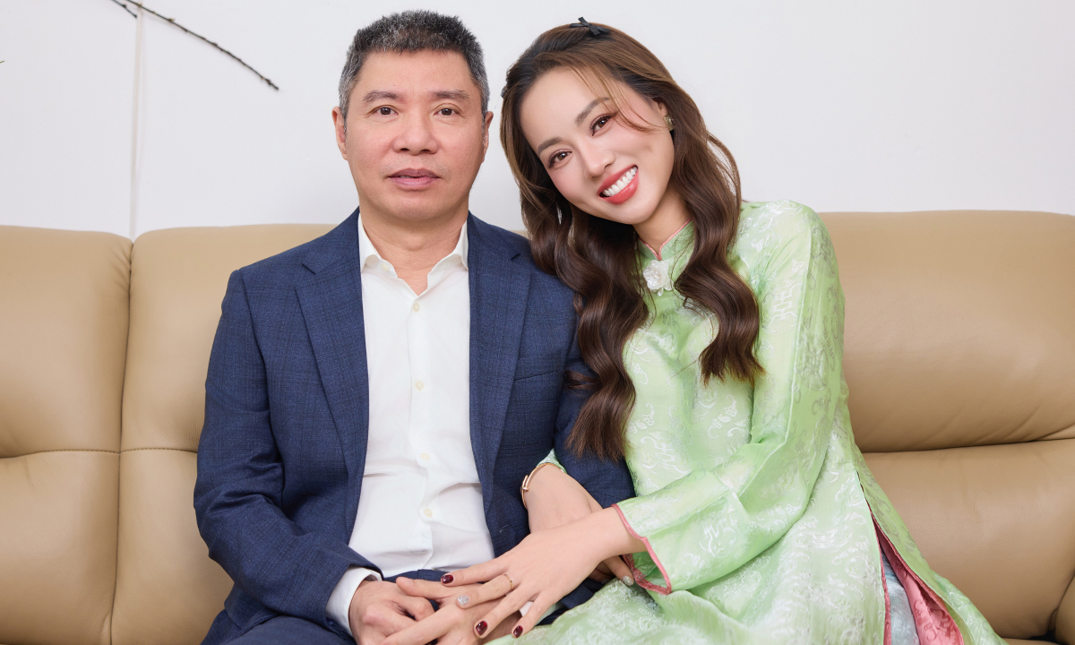 Bà xã NSND Công Lý mix áo dài khoe sắc bên chồng dịp Tết