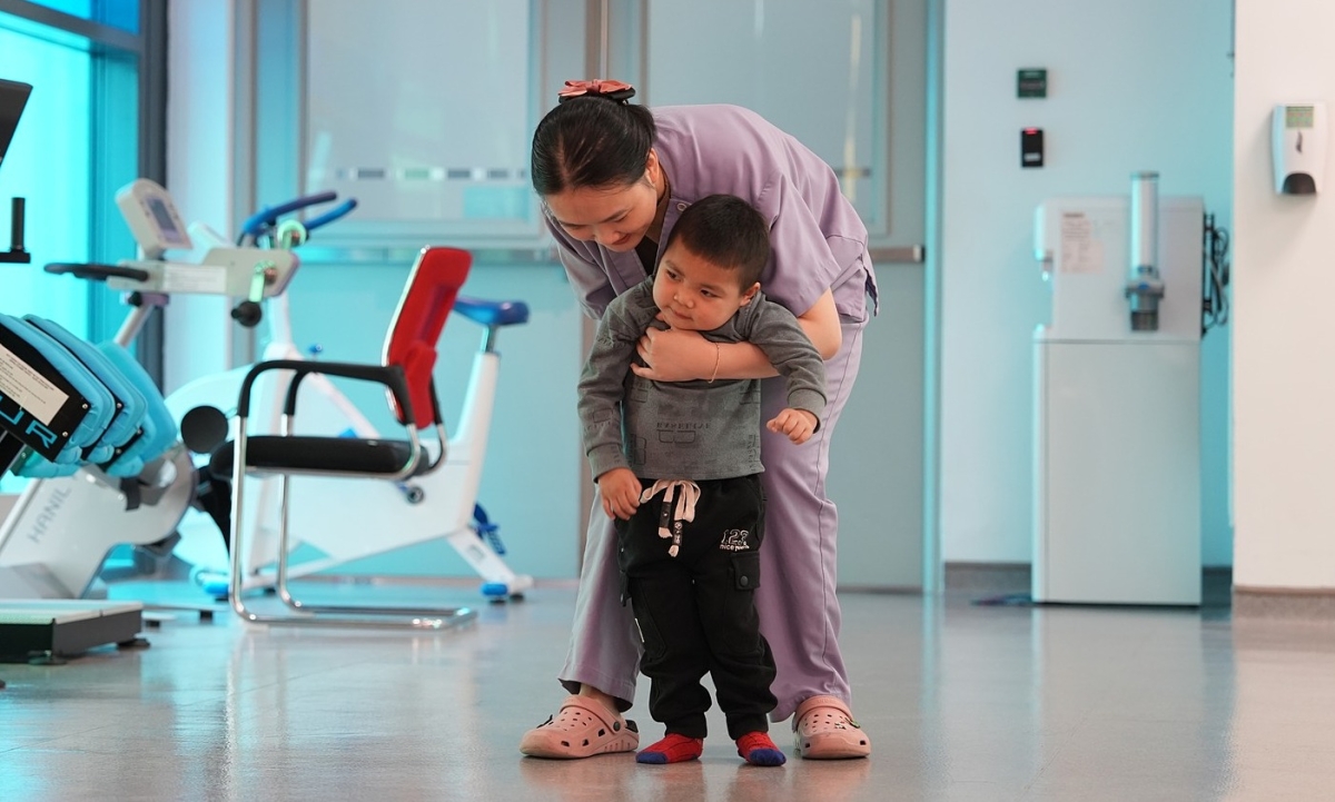 Bé 3 tuổi tỉnh lại sau 3 tháng sống thực vật vì đuối nước, bác sĩ gọi là 'kỳ tích'