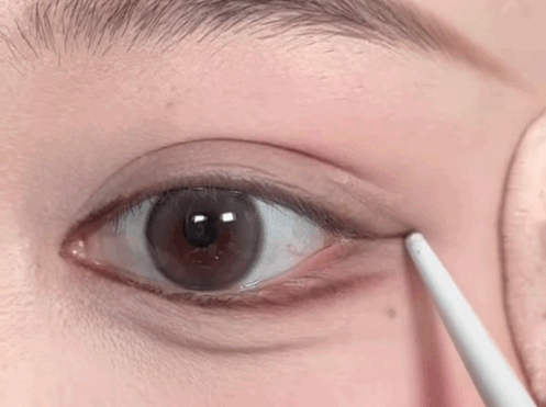 Cách kẻ mắt chuẩn style hot girl ai cũng làm được