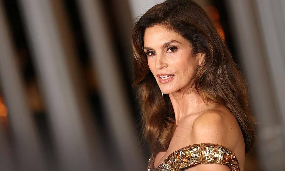 Cindy Crawford tiết lộ món ăn vặt giúp giữ dáng bốc lửa ở tuổi 60