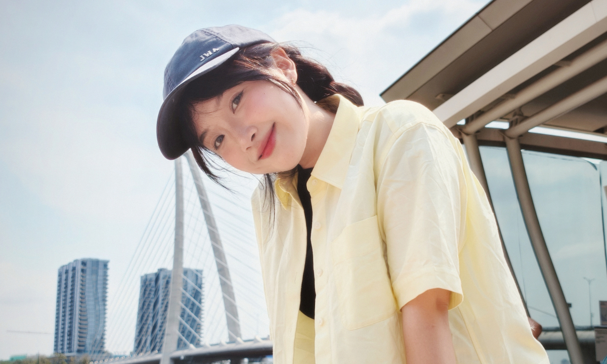 Dàn KOL biến hóa với BST Uniqlo and JW Anderson Xuân Hè 2026