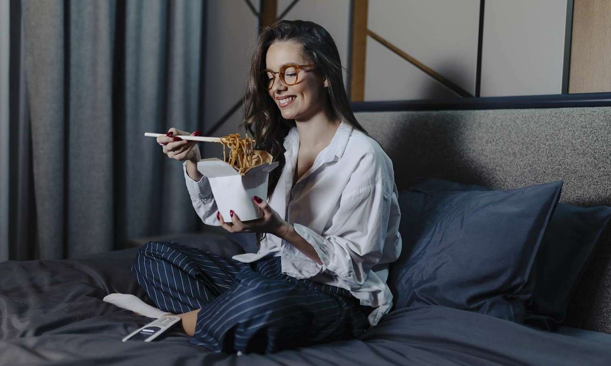 Điều gì xảy ra với cơ thể nếu ngừng ăn ba tiếng trước khi ngủ?