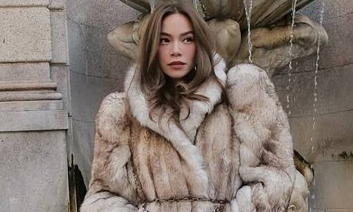 Hồ Ngọc Hà diện style giấu quần khoe chân trên phố Italy