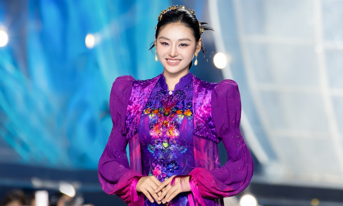 Hoa hậu Yến Nhi diễn áo dài của Đỗ Trịnh Hoài Nam