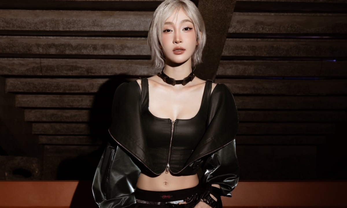 Juky San chăm mặc crop top khoe eo 57 cm