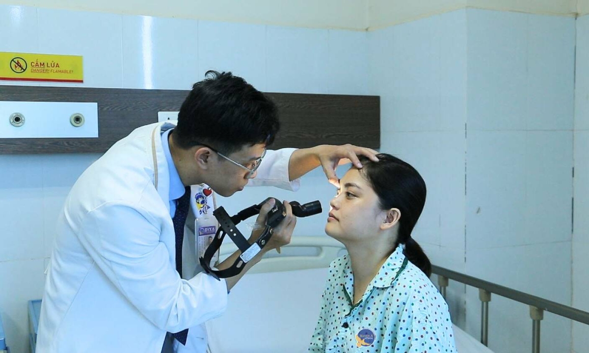 Lồi mắt, nhìn lệch vì khối u xoang sàng