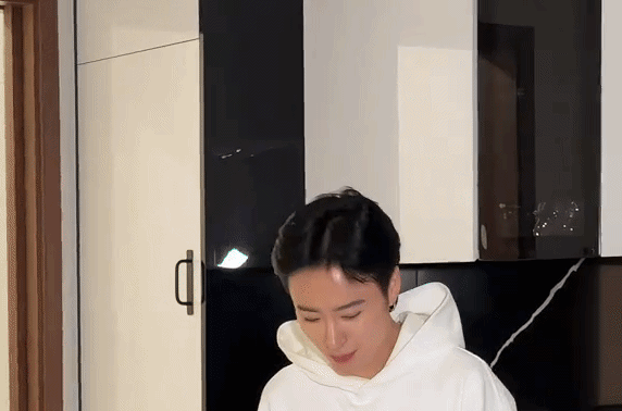 Mái tóc ngày càng ngắn của Angela Phương Trinh