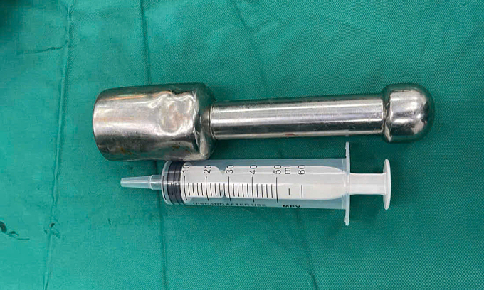 Nam sinh nhét chiếc chày 18 cm vào hậu môn