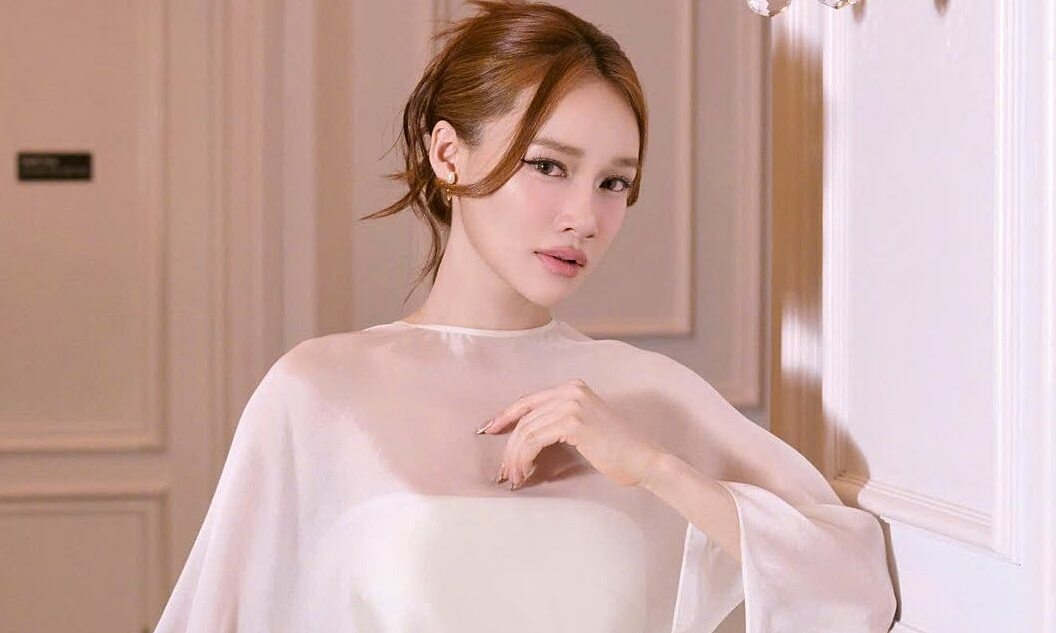 Nhã Phương khoe dáng 'mẹ bỉm sữa' với đầm cúp ngực