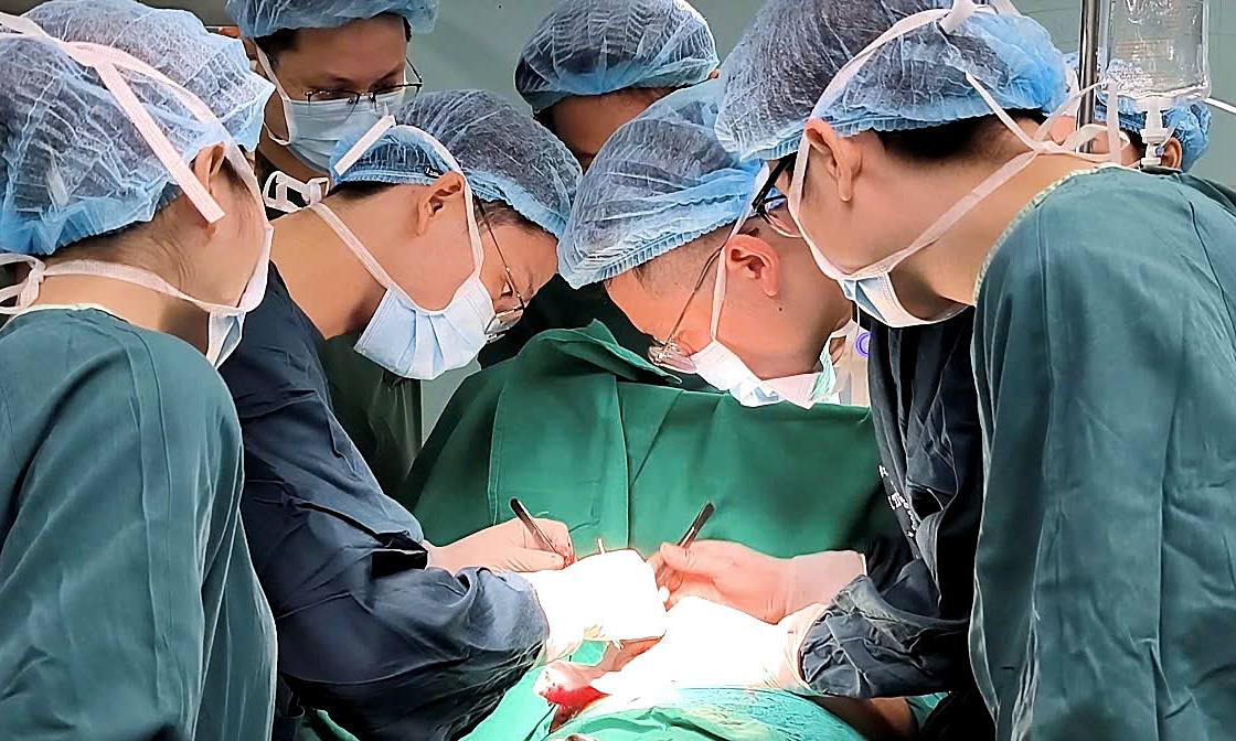 Nữ Việt kiều hoại tử, nhiễm trùng nặng sau nâng cấp vòng một