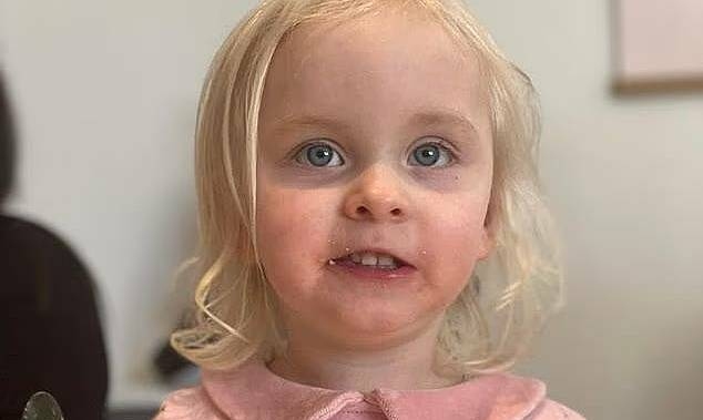 Ôm mẹ mỗi ngày, bé gái 3 tuổi bị dậy thì vì tiếp xúc gel hormone