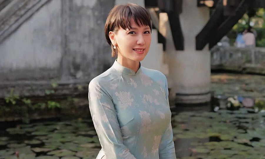 Sắc vóc tuổi U50 gây sốt của mẹ vợ Đoàn Văn Hậu mỗi khi diện áo dài