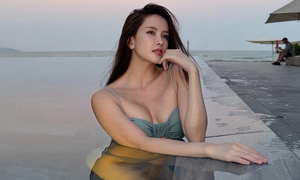 Thiều Bảo Trâm khoe dáng 'bỏng mắt' khi đi biển đầu năm