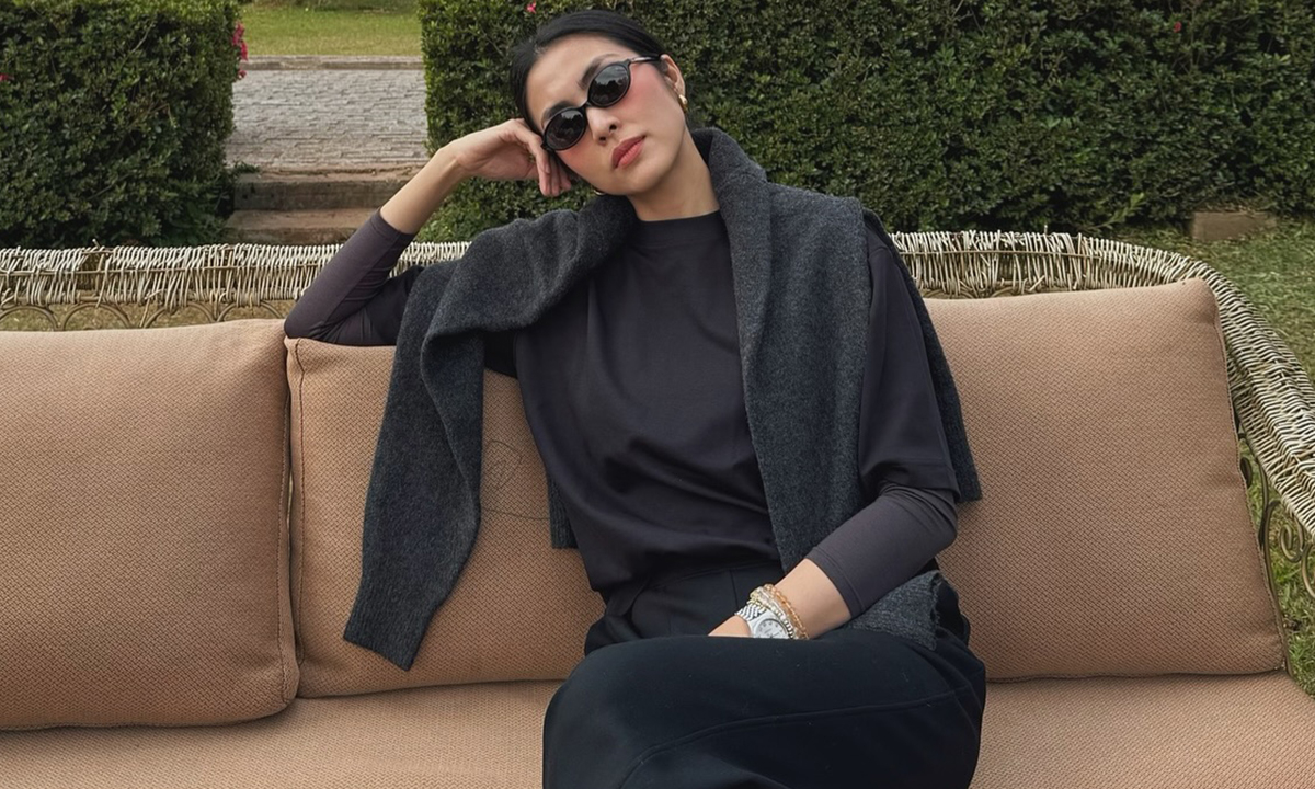 Trang phục đi du lịch chỉ hai màu sắc của Tăng Thanh Hà