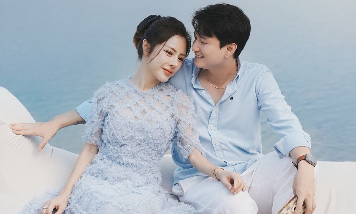 Vợ chồng Bạch Lan Phương - Huỳnh Anh mặc đồng điệu 'đi khắp thế gian'