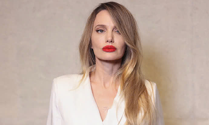 Angelina Jolie khoe nhan sắc rực rỡ ở Thượng Hải