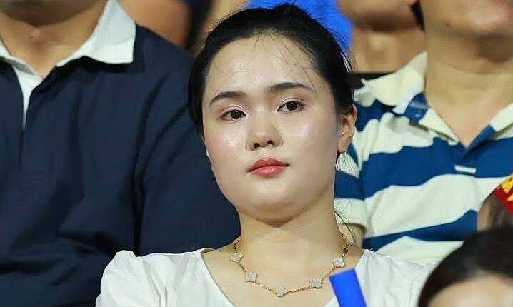 Bà xã Duy Mạnh đeo dây chuyền 300 triệu đồng khi đi cổ vũ chồng