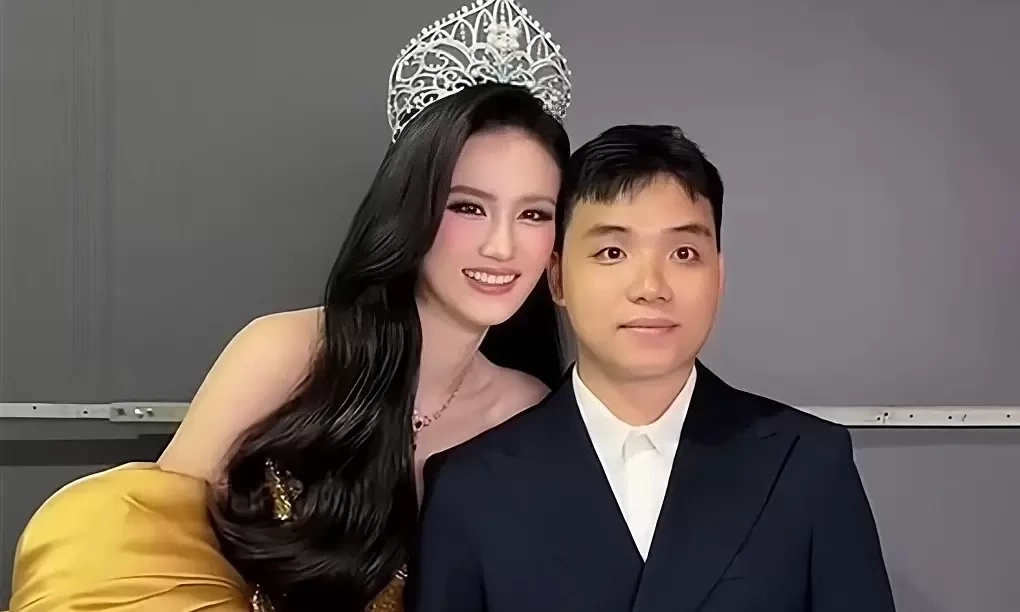 Bạn trai liên tục diện chiếc túi Dior hàng hiếm do Ý Nhi tặng