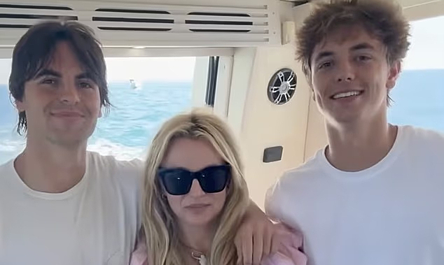 Britney Spears đi chơi biển cùng hai con trai