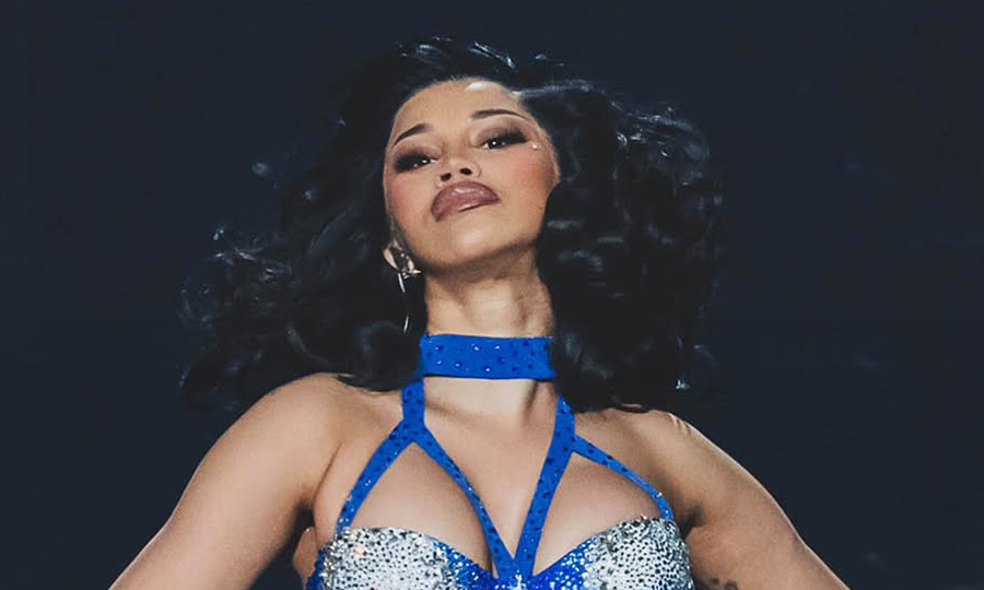 Cardi B tiếp tục mặc trang phục Đỗ Long trên sân khấu Mỹ