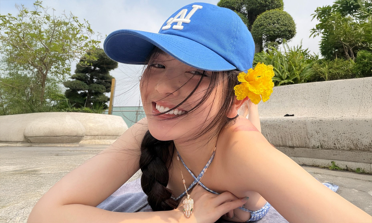 Chu Thanh Huyền khoe vòng cổ hơn một tỷ đồng khi đi tắm nắng