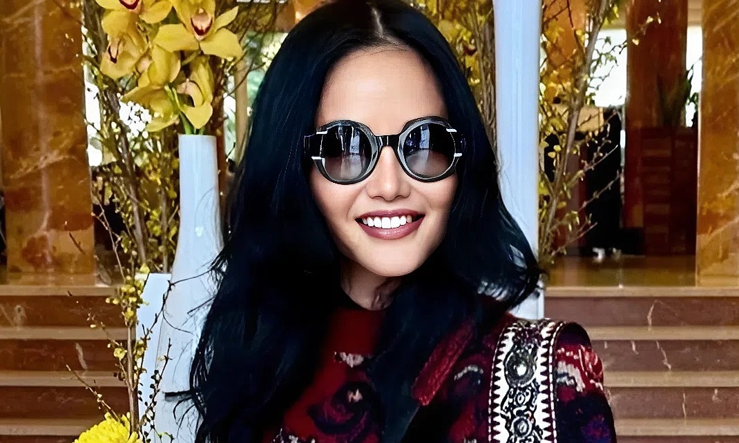 Hồng Nhung được khen gu mặc 'không đụng hàng' trên phố châu Âu