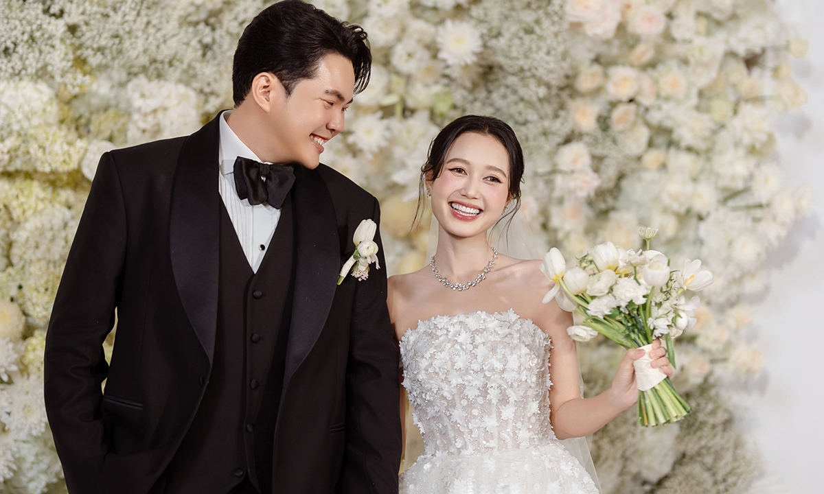 Váy cưới đính hơn 3.000 bông hoa thủ công của Nhung Gumiho