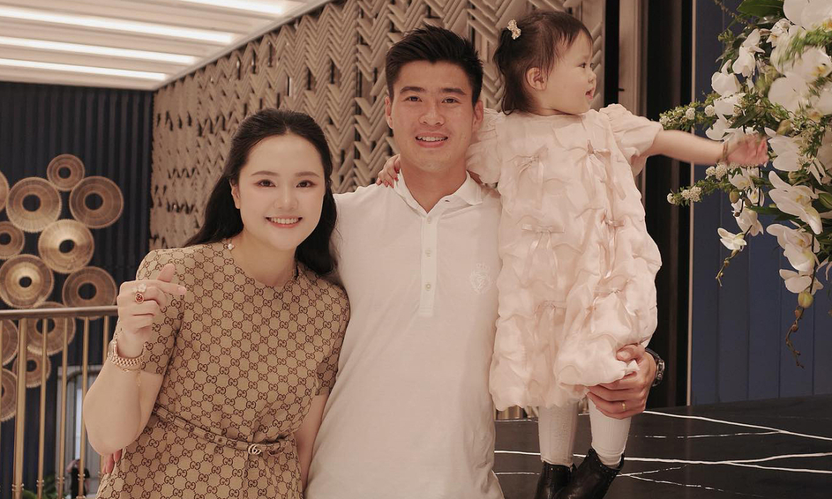 Vợ Duy Mạnh diện set đồ gần 3 tỷ đồng đi ăn cưới