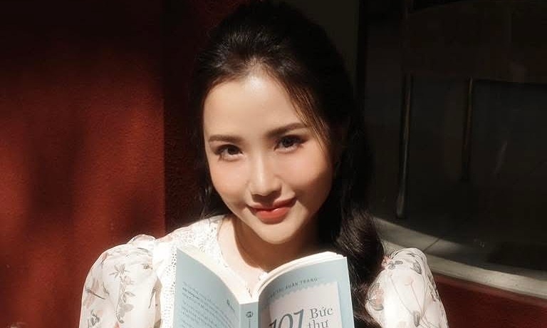 Vợ thiếu gia Phan Thành diện set đồ gần 350 triệu đồng dạo phố