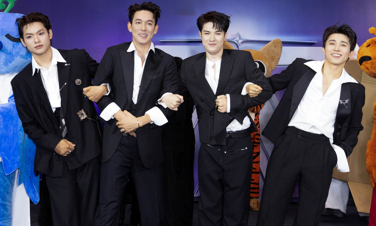 Fan cổ vũ dàn sao 'Tinh hà say hi' ra mắt