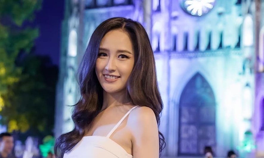 Mai Phương Thúy chuộng mặc hở eo dạo phố
