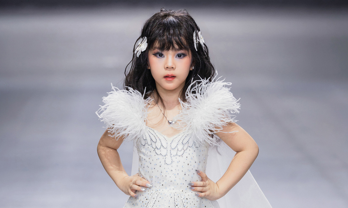 Mẫu nhí 5 tuổi catwalk cho NTK Nguyễn Minh Tuấn