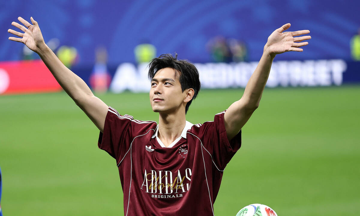 Tài tử Lý Hiện gây sốt trên sân bóng World Cup