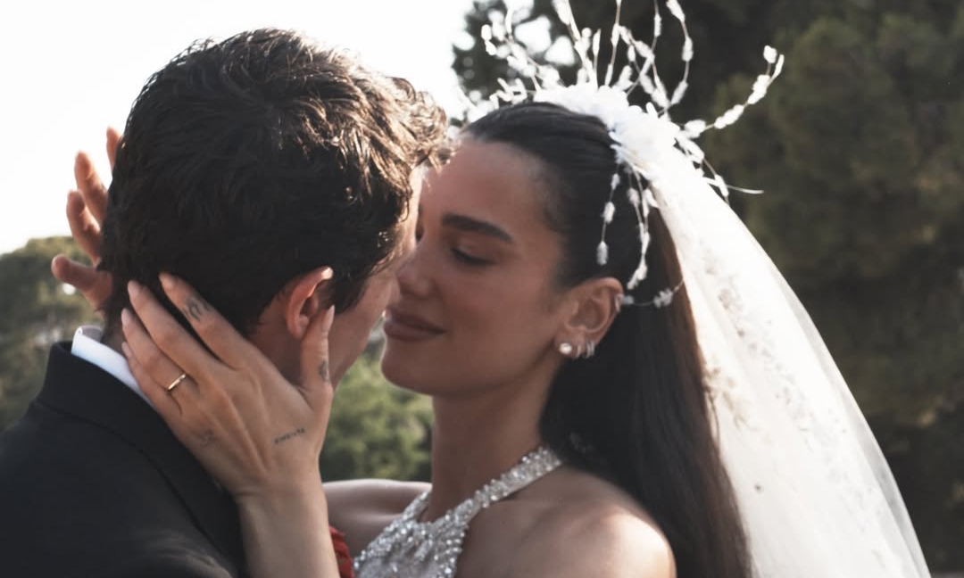 Váy cưới mất gần nửa năm thực hiện của Dua Lipa
