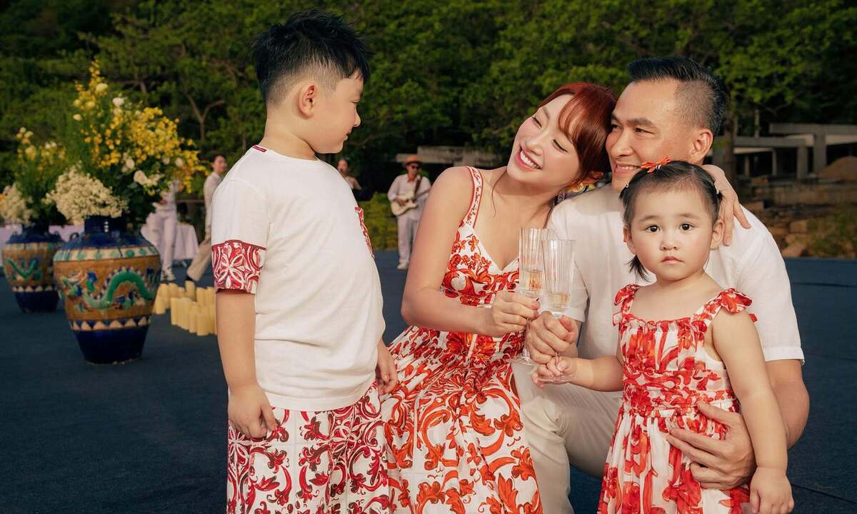 Vợ Chi Bảo mặc đồng điệu hai con, đón sinh nhật ở Côn Đảo