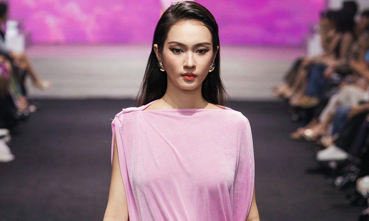 Vũ Thúy Quỳnh mặc đầm siêu mỏng catwalk