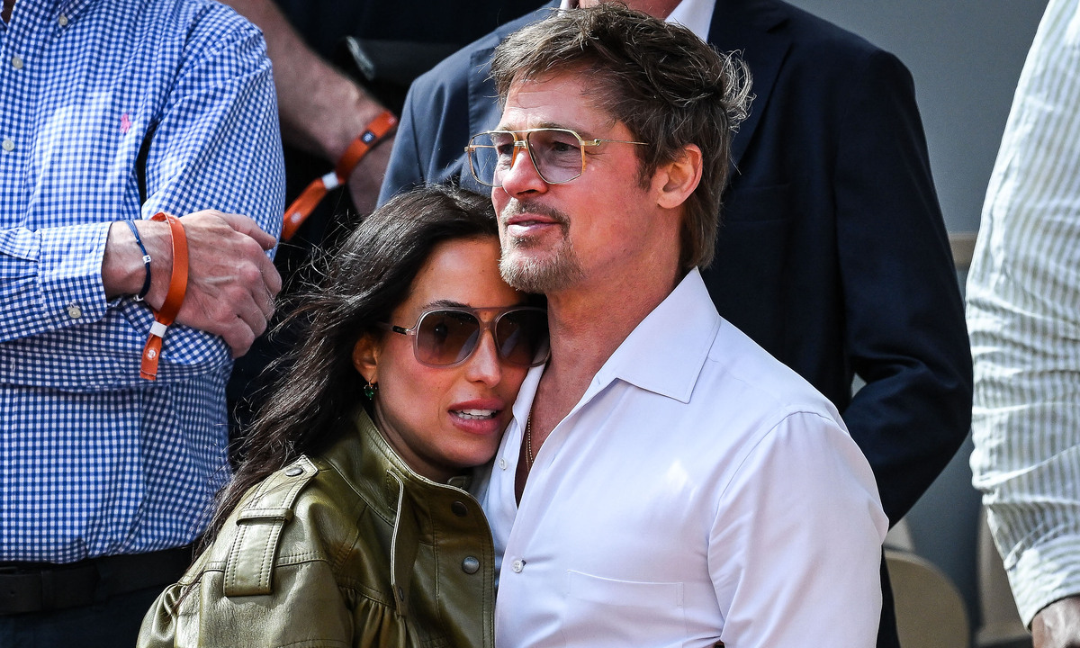 Brad Pitt và bạn gái tình tứ trên khán đài quần vợt