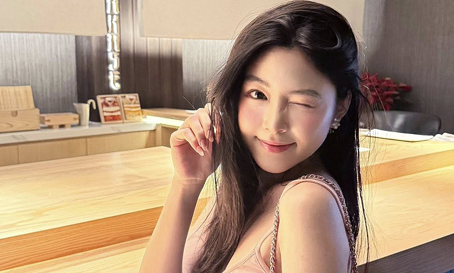 Đầm ôm sát giúp Lọ Lem khoe body 'thắt đáy lưng ong'